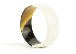 Ivory lacquered flat bracelet in horn, available in sizes L, M, and S. Made of high-quality materials for a stylish and durable accessory.