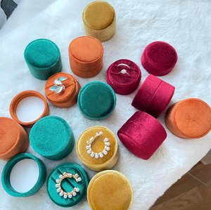 Ronde fluwelen trouwringdoos en voorstelringdoos