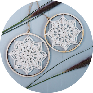 Kerstvakantie crea tip! - DIY Haakpakket kerstbal met houtenringen