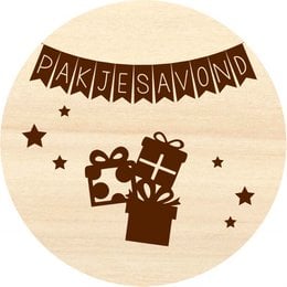 A round wooden wall decoration featuring the text "Pakjesavond" (Dutch for "St. Nicholas Eve") and various gift boxes and stars. Available in 4 sizes: 15 cm, 20 cm, 25 cm, and 30 cm.