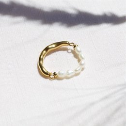 Hubert – Strukturierter Ring mit halber Perle und halb goldenem Band