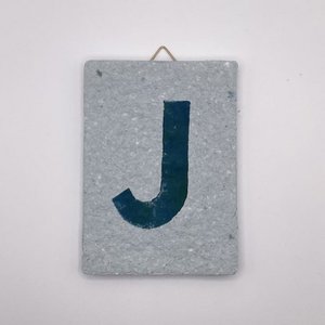 Letter -  blauwe letter op blauwe tegel