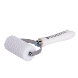  A pasta cutter with 12 serrated plastic blades for effortless pasta making. The textured roller helps create uniform noodle shapes.