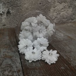 Set of 12 white daisy stickers, 4mm in size, suitable for decorative purposes.