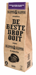  A dark brown, licorice-flavored coffee in a kraft paper bag with the text "De Beste Drop Ooit" (The Best Licorice Ever) printed on it.