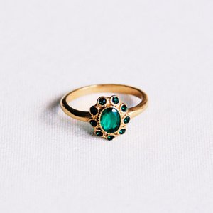 R612: Stainless steel vintage ring with green stones - gold