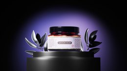 Black soap, 200g, made with natural ingredients, suitable for cleansing.