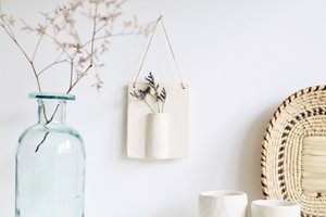 Wandhanger van keramiek met droogbloem