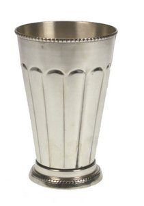 Silberfarbener Metallbecher