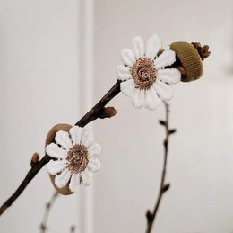 Delicate bronze-colored rubber hair ties with floral accents, perfect for kids' hairstyles.