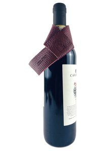 K0010XB | Drip Saver voor fles Gemaakt in Italië in echt volnerf leer, Dollar Grain - Bordeaux kleur. Afmetingen: 27 x 4 x 0,5 cm. Verpakking: stijve bodem/deksel geschenkdoos