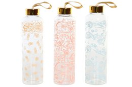 Borosilicate glass bottle with floral pattern, available in 3 color assortments. Measures 6.5 x 6.5 x 23 cm and holds 550 ml. Suitable for travel use.