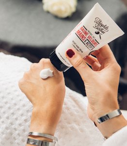 Hand and nail velvet balm with 5 natural active ingredients. Red Almond Scent. 75ml