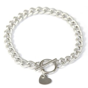 Silbernes Armband mit Herzkette