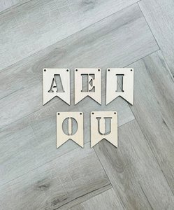 Houten lettervlaggetjes [letters klinkers] 5 stuks 