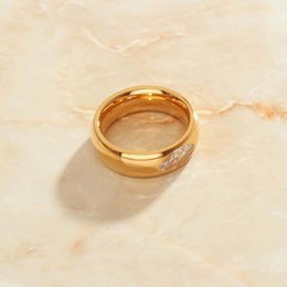 Anello in oro semplice con cristalli dorati