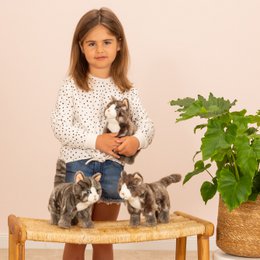 Kattestående grå tabby 20 cm - plyslegetøj - blødt stykke legetøj
