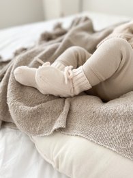 Klapki bootie z wełny merynosów w kolorze ecru
