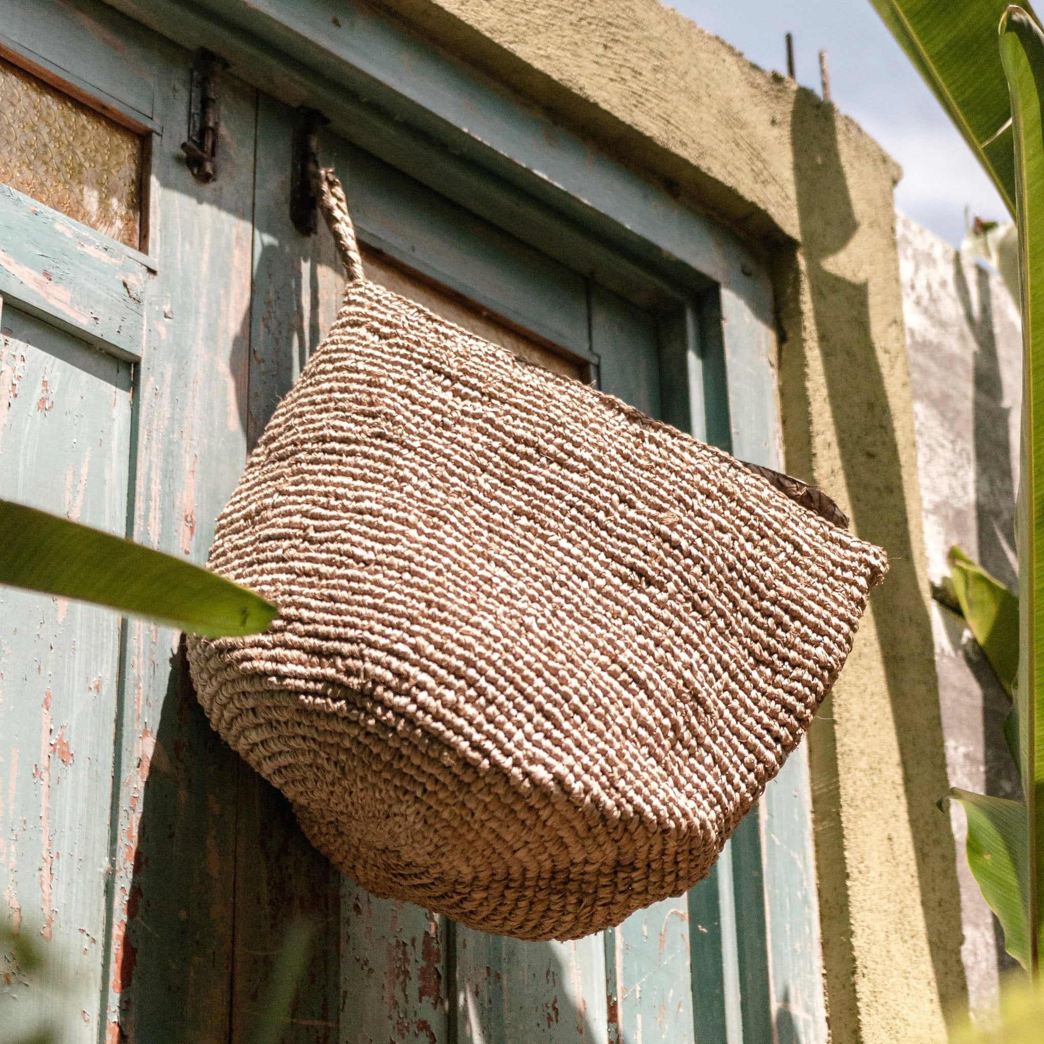 Raffia Wandmand met Hanglus - Soeji