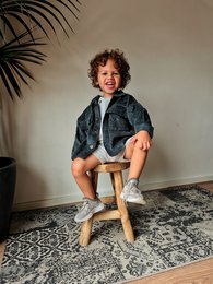 Oversized green corduroy jacket for babies, available in sizes 1 to 6 years. Features a classic corduroy texture and loose, relaxed fit.