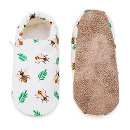  Baby shoes with flying bee print and beige sherpa lining. Soft, comfortable, and perfect for infants and toddlers.