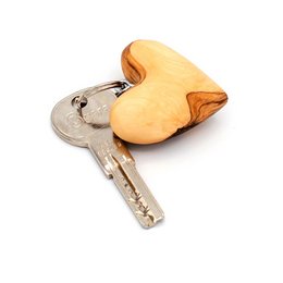 Set of 5 olive wood keychains in the shape of hearts.