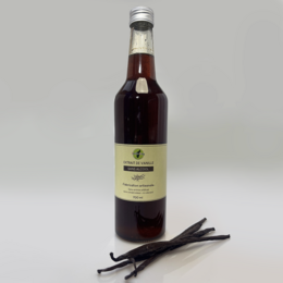  A 70cl bottle of vanilla extract. The bottle has a dark red liquid inside and a clear glass body.