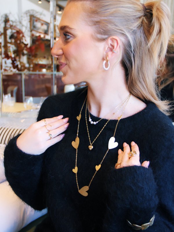 Delicate chain with small pearls and gold-tone details