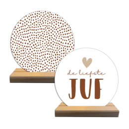 Decorative object with polka dot pattern and text "de leefste juf" (the sweetest teacher)
colors: white, brown, beige
materials: wood, ceramic
style: minimalist, modern
shape: round, oval
text: "de leefste juf" (the sweetest teacher)
usage: home decor, gift for teacher