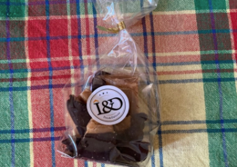  Doucelette coconut half dark chocolate - Chocolate gift with coconut and dark chocolate pieces, packaged in a clear bag.