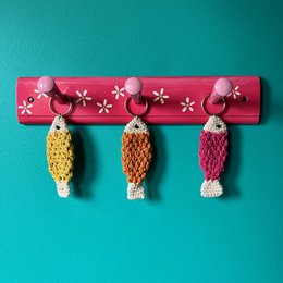 Luna-Leena porte-clés poisson - bijou de sac - fuchsia - coton biologique - crocheté à la main au Népal - cintre de sac
