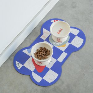 ABSTRACT ABSORBENT MAT FOR DOG BOWL HF