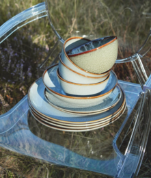 Set of 6 round, blue-rimmed dinner plates made of ceramic material.