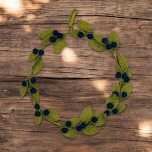 Decoratieve vilten bosbessenkrans - New Heidi