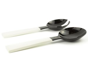 Großes schwarzes Hornbesteck mit elfenbeinfarben lackiertem dreieckigem Griff