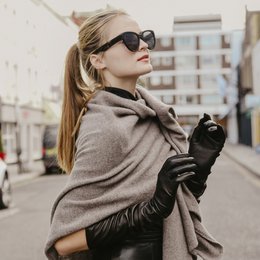 Long leather gloves in black and chocolate colors, available in sizes 6 to 8.5. The gloves feature a classic style with a cozy, oversized fit.