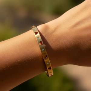 Herzen – Starres Armband aus vergoldetem Stahl