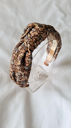 Knot winter flowers headband in camel and pink colors, made of ribbed fabric with a knotted design.