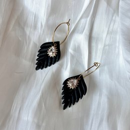 MYSTIC NOIR LEAF HOOPS – Orecchini Foglia con Zircone