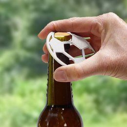 Otwieracz do butelek ze stali nierdzewnej · motyw piłki nożnej · z bawełnianym sznurkiem + 2 podstawki pod piwo
