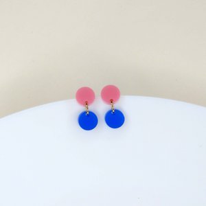 Dotty acryl oorbellen in roze diepblauw
