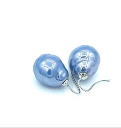 Baroque pearl earrings in the color jeans blue