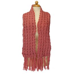  A large, soft, and cozy pink scarf with a textured pattern and long fringes. Made of a warm, comfortable material, this scarf is perfect for adding a stylish touch to any outfit.