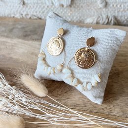 Boho-style drop earrings featuring golden ivory and mother-of-pearl accents. Elegant and versatile accessory.