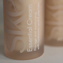Anti-aging fugtighedscreme med hyaluronsyre og peptider