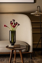 Sober moderne høj glasvase, cylindrisk form på solid bund, mørkegrå, OMAHA18GR