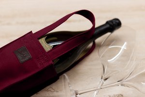 K0016XB | Flaschenhaltertasche aus Canvas/echtem Vollnarbenleder. Farbe Bordeaux/Dunkelbraun. Fassungsvermögen: 1 Flasche. Abmessungen: 10 x 37 x 10 cm. Verpackung: Polybeutel
