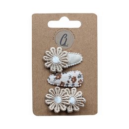  A set of 3 white and silver daisy-shaped hair clips with a spring-like design, suitable for babies and young children.