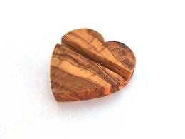 Heart-shaped olive wood smartphone stand with striped pattern.