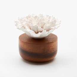 White carnation-shaped diffuser in a wooden container, suitable for essential oil diffusion.